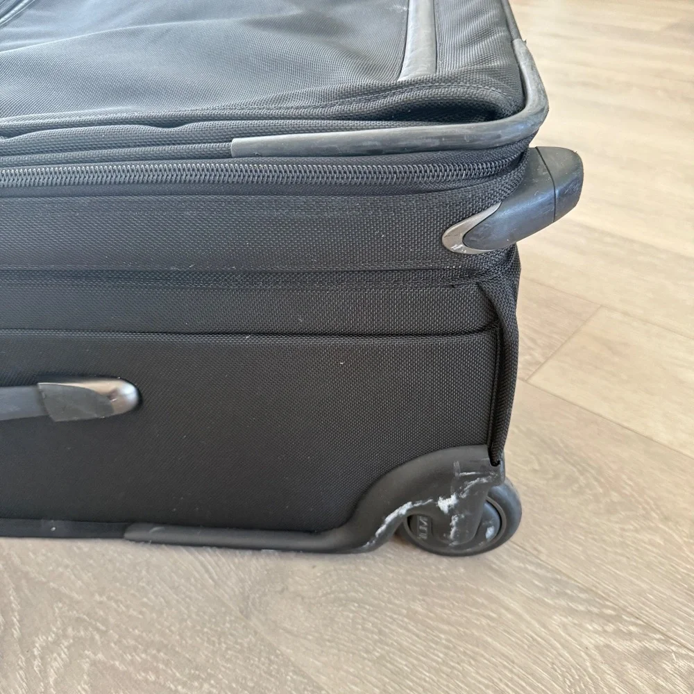 Tumi Black ‘Alpha 2’ Continental 4-Wheeled Spinner‎ Large Checkable Suitcase